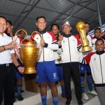 Kapolres Sidrap Serahkan Piala Bergilir Ke Pemenang Turnamen Nene Mallomo Cup U-45 