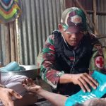 Tingkatkan Kualitas Kesehatan Warga di Perbatasan, Satgas Pamtas Yonif 725/Wrg bekerjasama dengan Puskesmas Kombut melaksanakan Pengobatan Ke Rumah Warga