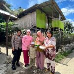 Sesuai Program Kapolres Sidrap, Polwan dan Bhayangkari Berbagi Nasi Dos ke Warga Lawawoi 