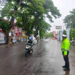Hari ke-2 Ops Lilin 2022, Personel Satlantas Polres Sidrap Melakukan Atur Lalin Dibawah Guyuran Hujan 