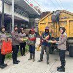 Sesuai Program Kapolres, Polwan Polres Sidrap Bagi 100 Nasi Dos ke Warga Prasejahtera 