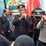 Penuh Haru, Wakapolres Sidrap Bersama Kasat Lantas Ikut Usung Jenazah Alm. IPTU Madusarfin Haslim