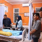 Bersama Ketua Bhayangkari Sidrap, Kapolres Jenguk Pengurus PWI Terbaring Sakit di RS Rappang 