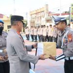 Kapolres Sidrap Pimpin Apel Jam Pimpinan Sekaligus Serahkan Kaporlap Ke Personil
