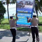 Hari ke-8 Ops Keselamatan Pallawa 2023, Unit Laka Sat Lantas Polres Sidrap Pasang Spanduk Himbauan