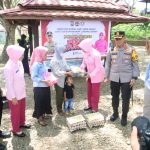 Kapolres Sidrap bersama Ketua Bhayangkari Beri Makanan Tambahan, Vitamin dan Susu ke Keluarga Penderita Stunting