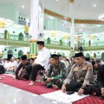 Kapolres Sidrap bersama Bupati dan Forkopimda Laksanakan Sholat Tarwih di Masjid Agung Pangkajene