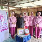 Ketua PYKB Cabang Sidrap bersama Anak Didik TK Kemala Bhayangkari Bagi Sembako ke Warga Prasejahtera