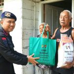 Dansat Brimob Polda Sultra dan Jajarannya, Door To Door Bagikan Bantuan Kemanusiaan di Desa Lalowiu