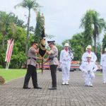 Komjen Pol Nana Sudjana serahkan Pataka Pallawa Lipu Polda Sulsel ke Irjen Setyo Boedi Moempoeni