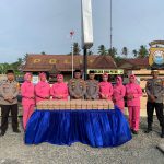 Kapolsek Dua Pitue Polres Sidrap Bersama Bhayangkari Ranting Bagi-bagi Takjil kepada Pengendara