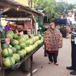 Secara Humanis, Personel Satlantas Polres Sidrap Beri Edukasi ke Pedagang yang Berjualan Menggunakan Bahu Jalan 