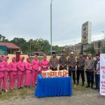 Kapolsek Pitu Riase Polres Sidrap Bersama Bhayangkari Ranting Bagi Takjil ke Pengendara Sekaligus Buka Bersama 
