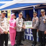 Saat Patroli, Kapolres Sidrap Juga Membagikan Parcel Kepada Petugas Pos Pengamanan Mudik di Dua Pitue