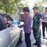 Hari ke Tiga Ops Ketupat 2023, Personel Satlantas Polres Sidrap Bagi Brosur ke Pengendara
