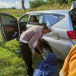 Wujudkan Keamanan dan Kenyamanan Para Pemudik Personil Satlantas Polres Sidrap Bantu Pemudik yang Mengalami Pecah Ban.