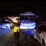 Personel Sat Lantas Polres Sidrap Turun Urai Kemacetan Akibat Bus Trabel di Badan Jalan