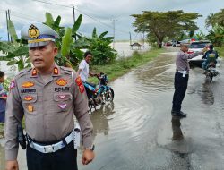 Banjir Rendam Jalan Poros Sidrap – Pinrang , Kapolres Sidrap Gerak Cepat Turunkan Personel Melakukan Pengaturan Lalin