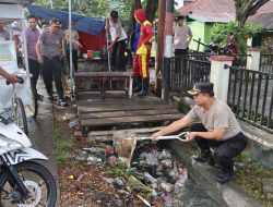 Peduli Lingkungan, Personil Polres Sidrap Kerja Bakti Bersihkan Sampah di Area Pasar