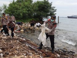 Puluhan Personel Polres Buton Bersama Masyarakat Gelar Aksi Bersih-Bersih Sampah
