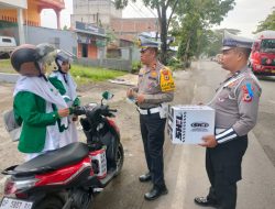 Hari ke-5 Operasi Patuh Pallawa 2023, Kasat Lantas Polres Sidrap Beri Hadiah Helm ke Pengendara Yang Tertib Berlalulintas 