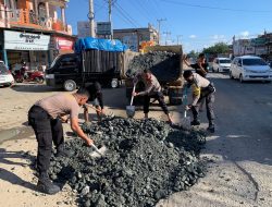 Atasi Keresahan Warga, Kapolsek Dua Pitue Bersama Anggota Timbun Jalan Rusak di Sidrap