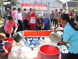 Polri Salurkan Bantuan Air Bersih Atasi Kekeringan di Grobogan