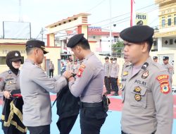 Pimpin Apel Pagi Jam Pimpinan, Kapolres Sidrap Bagikan Jaket dan Rompi Kepada Anggota
