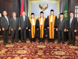 KETUA MA PANDU SUGENG SANTOSO DAN JUNAEDI UCAP SUMPAH JABATAN SEBAGAI HAKIM AD HOC PHI PADA MAHKAMAH AGUNG
