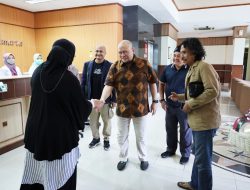 Jenguk Cak Nun, Ketua DPD RI Doakan Lekas Pulih