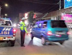 Ciptakan Kamseltibcar Lantas, Sat Lantas Polres Sidrap Lakukan Pengamanan dan Pengaturan Lalin di Malam Akhir Pekan