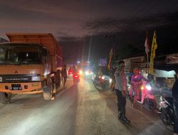 Kapolres Sidrap Turunkan Personel Untuk Melakukan Pengaturan Lalu Lintas di Lokasi Kemacetan di Tanru Tedong
