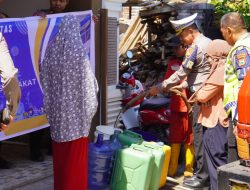 Personel Ditlantas Polda Sulsel Bagi Air Bersih ke Warga yang Membutuhkan 