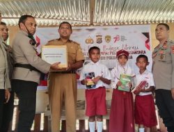 Polres Buton Serahkan 100 Buku untuk Murid SD Desa Di Desa Matawia