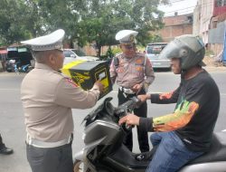 Hari Ketiga Operasi Zebra Pallawa 2023, Sat Lantas Polres Sidrap Kampanye Keselamatan Berlalulintas Dengan Membagikan Helm