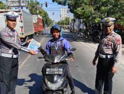 Hari ke-4 Ops Zebra Pallawa 2023, Sat Lantas Polres Sidrap Lakukan Kampanye Tertib Lalin Dan Bagi Brosur ke Pengendara   