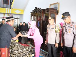 Wujud Belasungkawa, Kapolres Sidrap Melayat Kerumah Duka Orang Tua Personil Meninggal Dunia