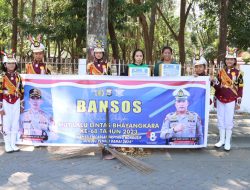 Sambut Hari Lalu Lintas Bhayangkara Ke-68, Sat Lantas Polres Sidrap Bersama Pocil Bagi Sembako ke Petugas Kebersihan