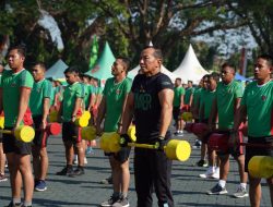 Inginkan Postur Ideal, Pangdam XIV/Hsn Bersama Prajuritnya Lakukan Senam Barbel