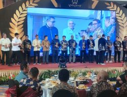 Anton Timbang Menerima Penghargaan Sultra Awards 2023