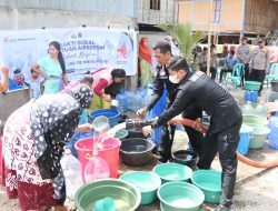 Bakti Sosial Polres Sidrap Bagikan Air Bersih Kepada Warga Dalam Rangka Menyambut HUT Humas Polri Ke-72