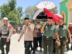 Wujud Soliditas dan Sinergitas TNI-Polri, Pasi Log Kodim 1425 Jeneponto Bersama Kapolres Jeneponto Turut Mengusung Jenazah 