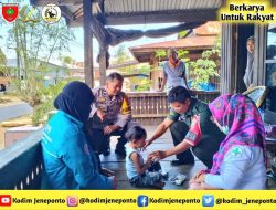 Tingkatkan Status Gizi Anak, Babinsa Bersama Bhabinkamtibmas Desa Bontomanai Melaksanakan Pendampingan Pemberian Makanan Tambahan