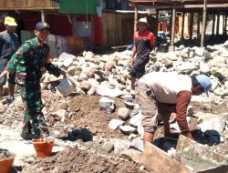 Manunggal Dengan Rakyat, Babinsa Koramil 1425-04 Kelara Bantuan Pembangunan Pondasi Rumah Warga