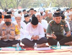 Kasdim 1425 Jeneponto Bersama Forkopimda dan Ratusan Warga Masyarakat Jeneponto Lakukan Sholat Sunnah Istisqa 