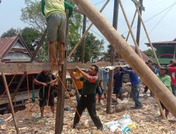 Berat Sama Dipikul Ringan Sama Dijinjing, Babinsa Koramil 1425-04 Kelara Gotong Royong Bongkar Rumah Warga