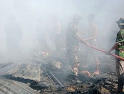 Sijago Merah Melalap Dua Unit Rumah Warga, Dengan Sigap dan Tanggap Babinsa Koramil 1425-03 Tamalatea Atasi dan Padamkan Api