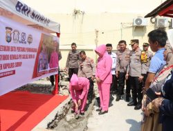 Kapolres Sidrap bersama Ketua Bhayangkari Melakukan Peletakan Batu Pertama Pembangunan Posyandu Kemala 