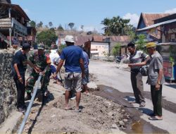 Musim Kemarau Berkepanjangan, Babinsa Koramil 1425-05 Batang Bersama Masyarakat Gotong Royong Pemasangan Pipa Air Bersih
