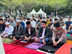 Ketua DPRD Makassar Rudianto Lallo Bersama Ribuan Masyarakat Makassar Salat Iduladha di Pantai Losari